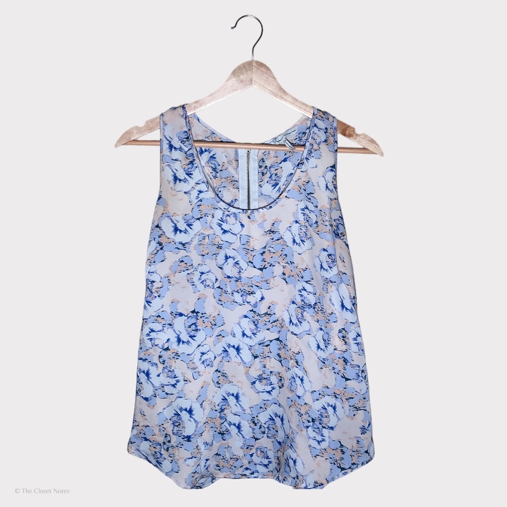 Sleeveless blouse with blue flowers print